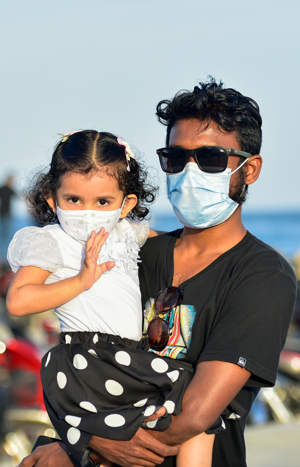 މާލެ: ޖޫން 15، 2020- އުސްފަސްގަނޑު ސަރަހައްދުގައި މިއަދު ހަވީރު ކުޑަކުއްޖަކު އުރާލައިގެން ހުރި މީހަކު ކެމެރާ އަށް ބަލަހައްޓައިގެން.---ފޮޓޯ: އަހުމަދު އަވްޝަން/މިހާރު