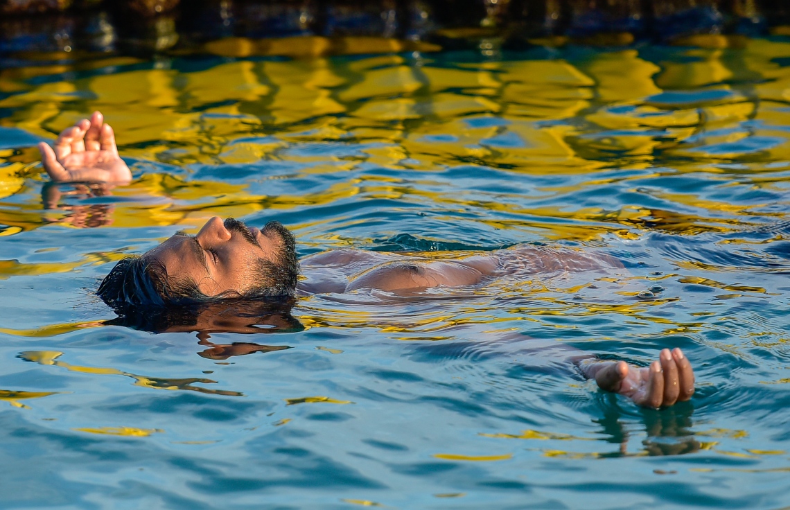 މާލެ: ޖޫން 15، 2020- މާލޭގައި ކޮންމެ ދުވަހަކު މޫދަށް އެރޭ މީހުންނަށް މި އުފާވެރިކަން މިއަދު މި ލިބުނީ ދެ މަސް ދުވަހަށް ފަހު. ފޮޓޯ އިން ތިޔަ ފެންނަނީ ފަތާ ޓްރެކްގެ މޫދަށް އެރި އޮތް މީހަކު ހިތަށް އުފާވެރިކަމާއި ހިތްހަމަޖެހުން ހޯދާ މަންޒަރު.---ފޮޓޯ: އަހުމަދު އަވްޝަން/މިހާރު