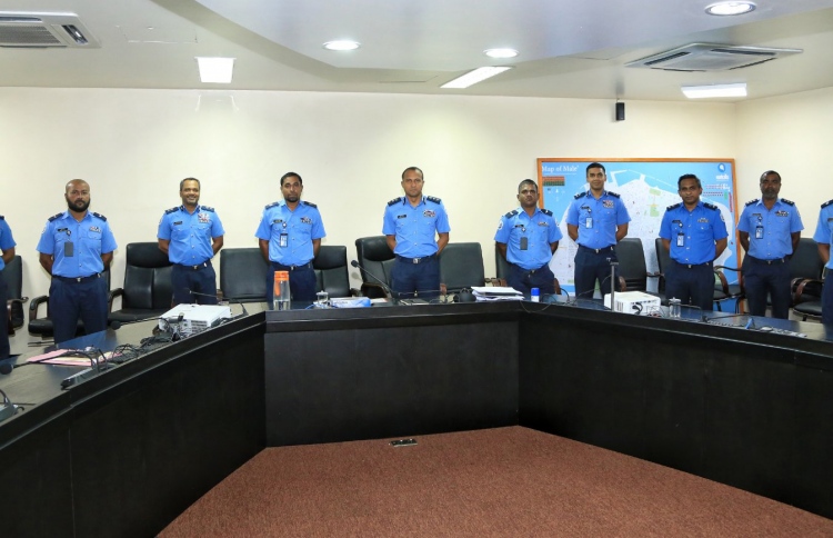 ބްރިޖުން ފުންމާލި މީހާ ސަލާތްކުރި ފުލުހުންނަށް ހިތްވަރު