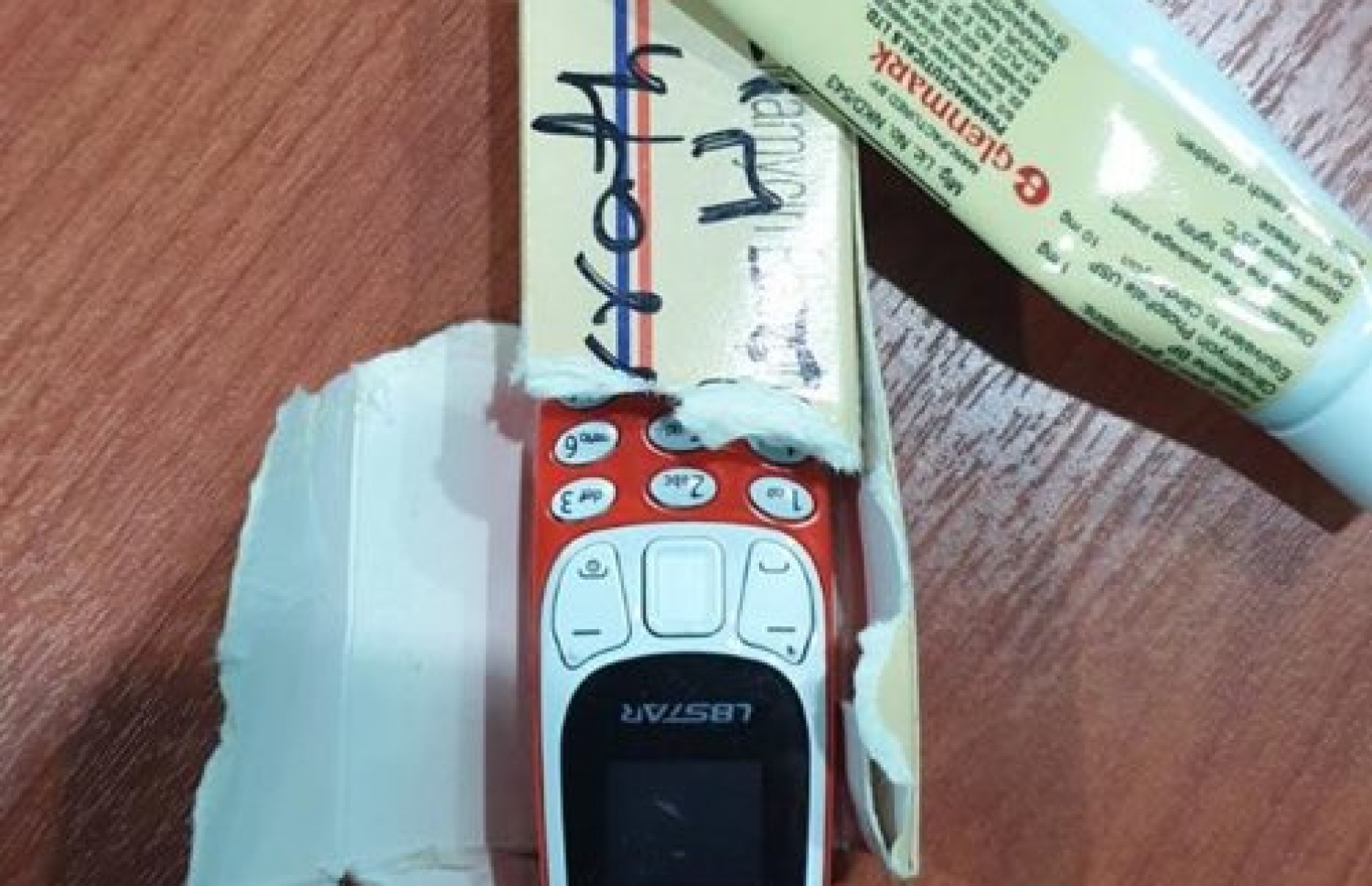 ބޭސްފުޅިއަކާ އެކު މާފުށި ޖަލަށް އެތެރެކުރަން އުޅެނިކޮށް އަތުލައިގަތް މިނީ ފޯނެއް.