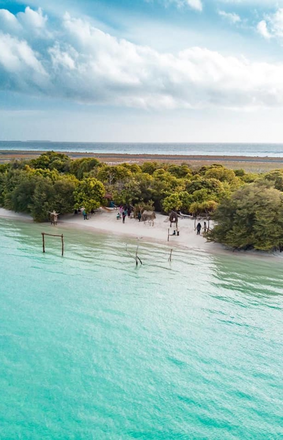 ށ.ފުނަދޫގެ ސަންރައިޒް ބީޗު: ރަށުގެ ޒުވާނުންތަކެއް އިސްނަގައިގެން ވަނީ މި ސަރަހައްދު ވަރަށް ހިތްފަސޭހަ ތަނަކަށް ހަދައިދީފަ.-- ފޮޓޯ: ސާމީ