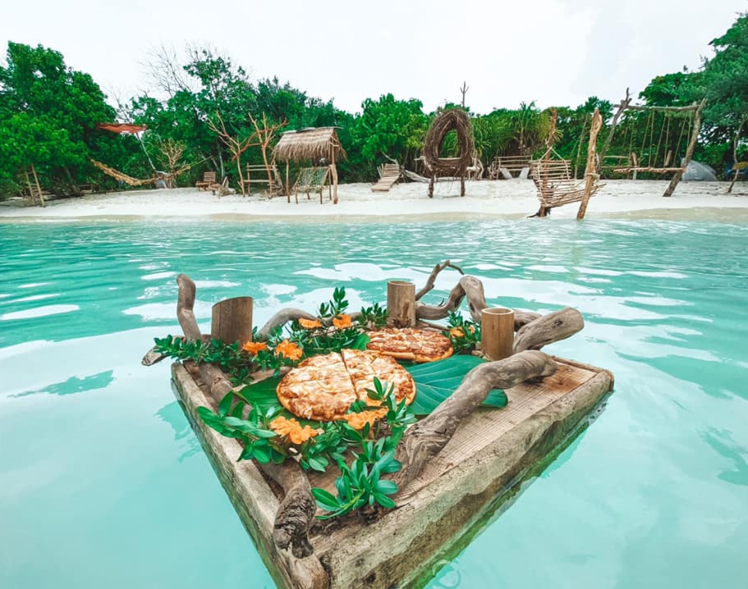 ށ.ފުނަދޫގެ ސަންރައިޒް ބީޗުގައި ފްލޯޓިން ބްރެކްފާސްޓް.-- ފޮޓޯ: ސަންރައިޒް ބީޗު ފުނަދޫ