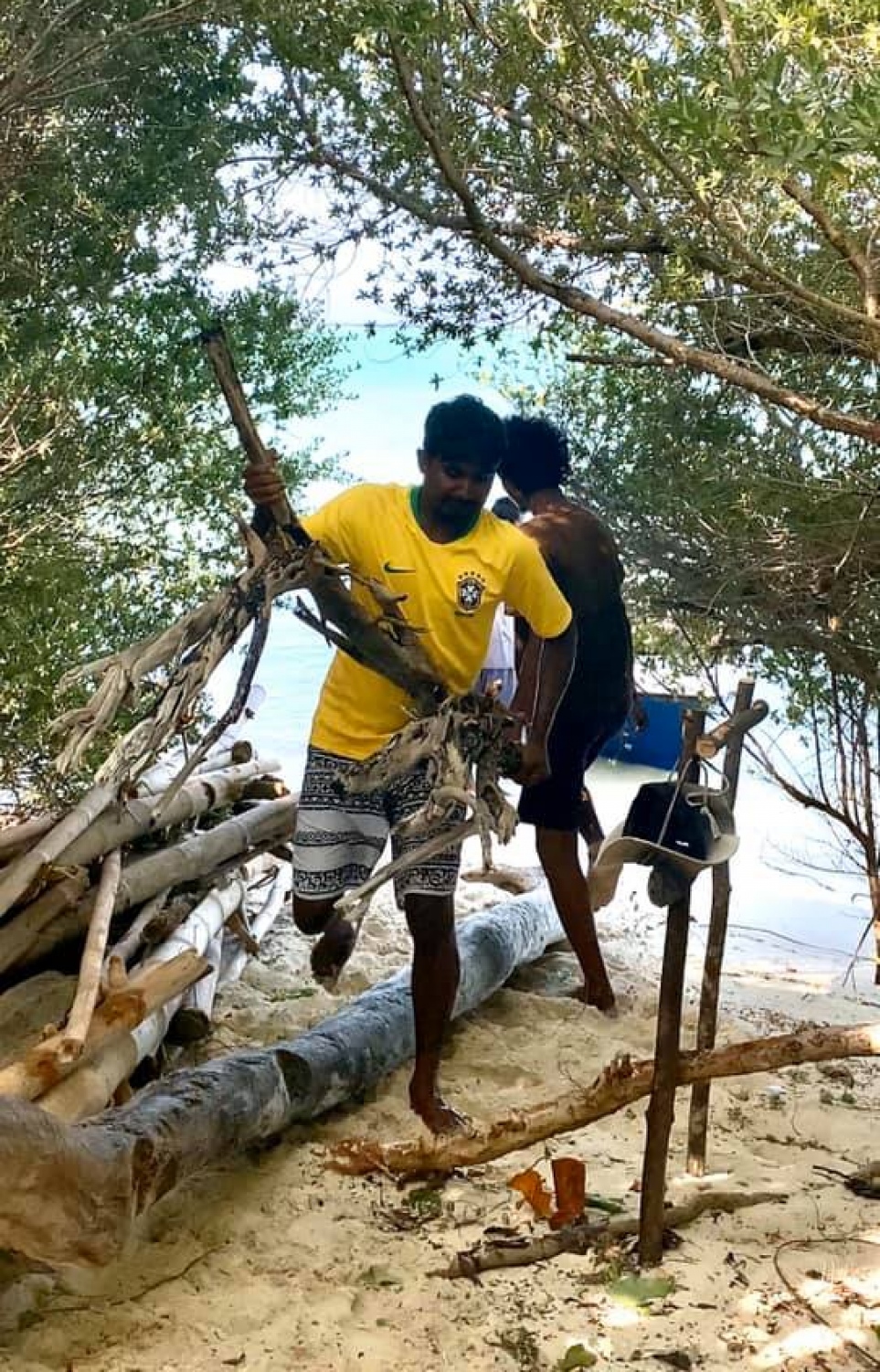 ށ.ފުނަދޫގެ ސަންރައިޒް ބީޗު: ބީޗުގައި ބަހައްޓާ ބައެއް އެއްޗެހި ތައްޔާރުކުރުމަށް ބޭނުންވާ ސަމާނު ހޮވައިގެން ގެންދަނީ.-- ފޮޓޯ: ސަންޒައިޒު ބީޗު ފުނަދޫ