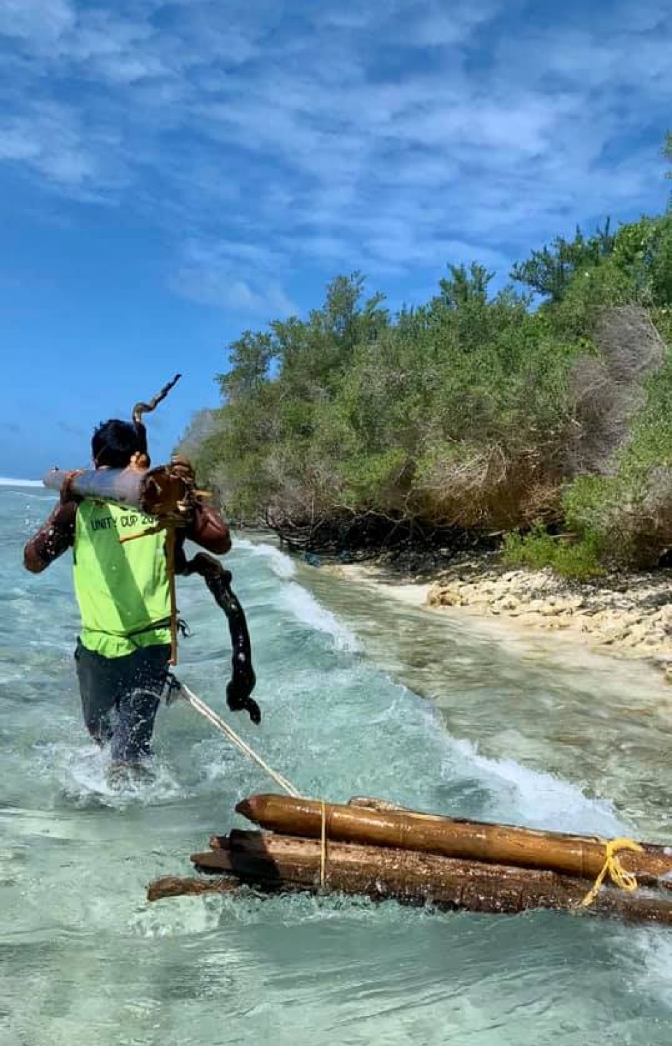 ށ.ފުނަދޫގެ ސަންރައިޒް ބީޗު: ބީޗުގައި ބަހައްޓާ ބައެއް އެއްޗެހި ތައްޔާރުކުރުމަށް ބޭނުންވާ ސަމާނު ހޮވައިގެން ގެންދަނީ.-- ފޮޓޯ: ސަންޒައިޒު ބީޗު ފުނަދޫ