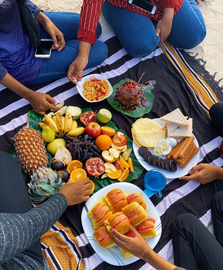 ށ.ފުނަދޫގެ ސަންރައިޒް ބީޗު: ރަށުގެ ބަޔަކު ބީޗުގައި ސައި ތައްޔާރުކޮށްފައި.-- ފޮޓޯ: އައިޝަތު ނައުފާ