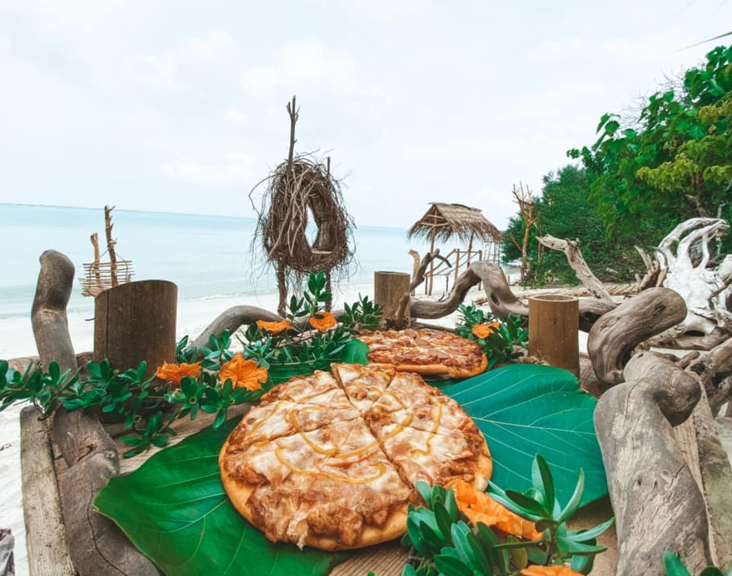 ށ.ފުނަދޫގެ ސަންރައިޒް ބީޗު: މި ބީޗު ތައްޔާރުކުރީ ހިތްހަމަޖައްސާލަން އަދި ޕިކްނިކް ދާ މީހުނަށް ބޭނުންކުރެވޭ ގޮތަށް.-- ފޮޓޯ: ސަންޒައިޒް ބީޗު ފުނަދޫ