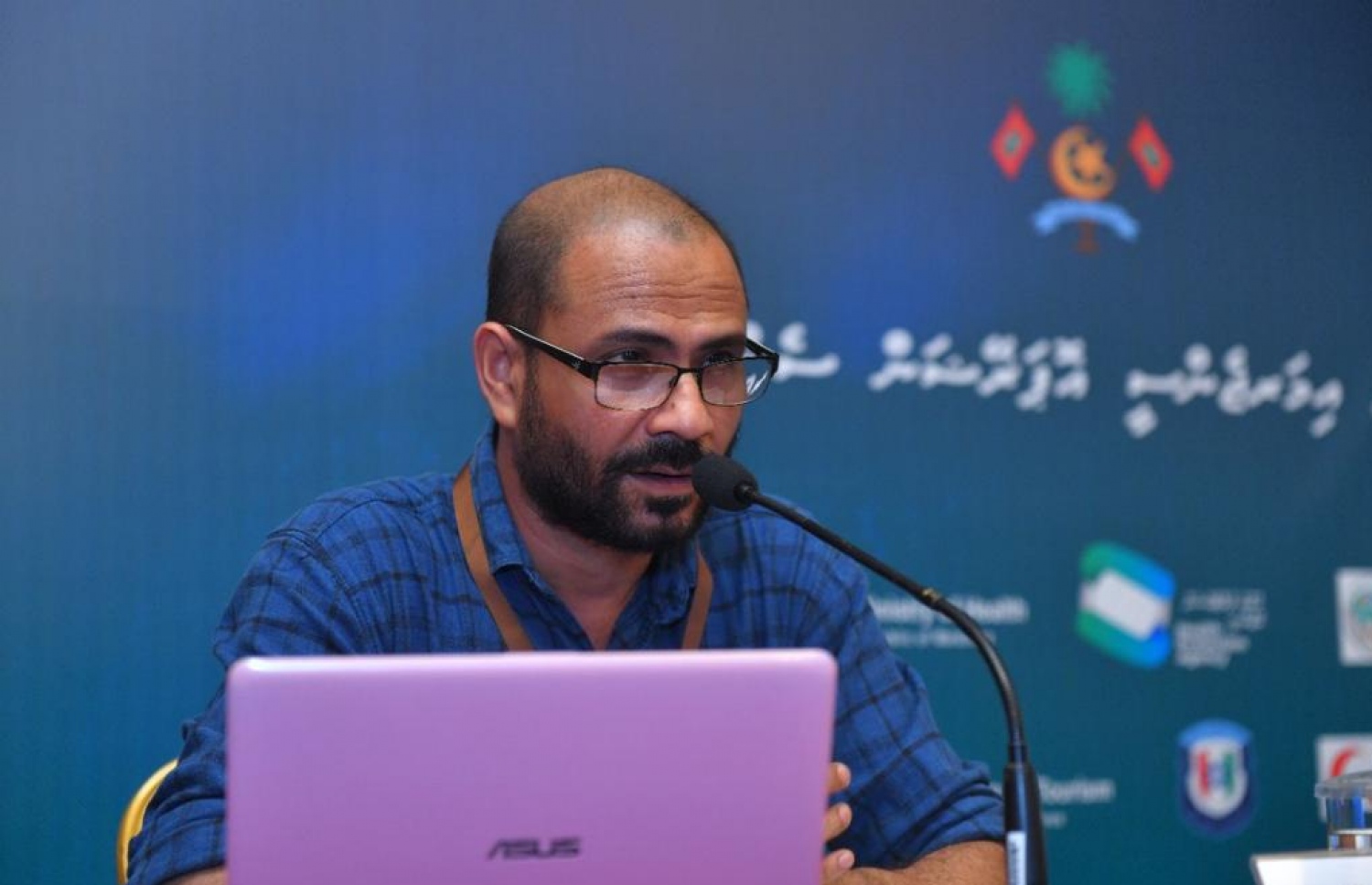 މިރޭގެ މީޑިއާ ބްރީފިންގައި ޑރ. އަފްޒަލް ނޫސްވެރިންނާ ވާހަކަ ދައްކަވަނީ.