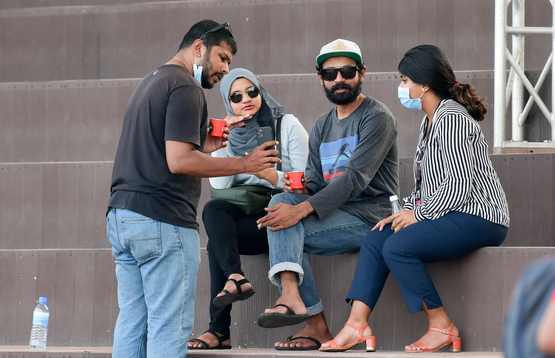 މާލެ: ޖޫން 21، 2020: މާލެ ސަރަހައްދަށް އިއުލާން ކޮށްފައިވާ ލޮކްޑައުން އަށް ލުޔެއް ދިނުމާއެކު، ރާޅުގަނޑު ސަރައްދުގައި ބަޔަކު އެއްތަނެއްގައި އެއްވެސް ގައިދުރު ކުރުމެއް ނެތި މަޑުކޮށްލައިގެން.-- ފޮޓޯ: ނިޝާން އަލީ /މިހާރު