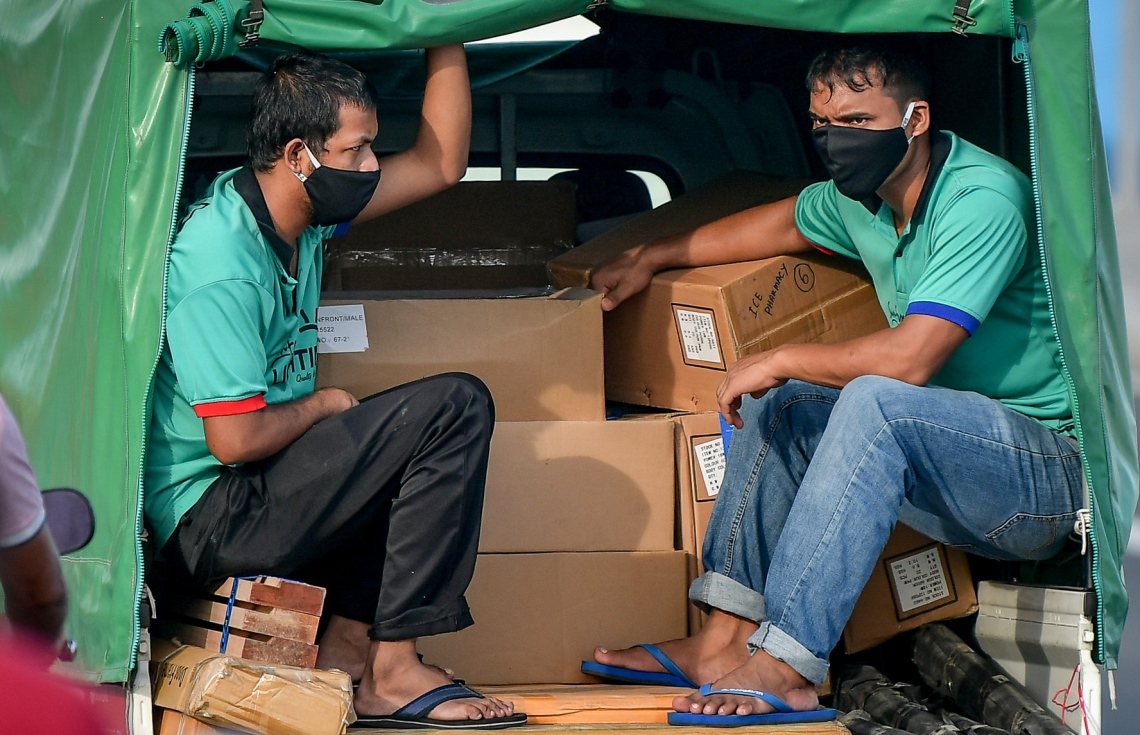 މާލެ: ޖޫން 21، 2020: މާލެ ސަރަހައްދަށް އިއުލާން ކޮށްފައިވާ ލޮކްޑައުން އަށް ލުޔެއް ދިނުމާއެކު، ޕިކަޕެއްގައި ދެ ބިދޭސީއަކު މަޑުކޮށްލައިގެން.-- ފޮޓޯ: ނިޝާން އަލީ /މިހާރު