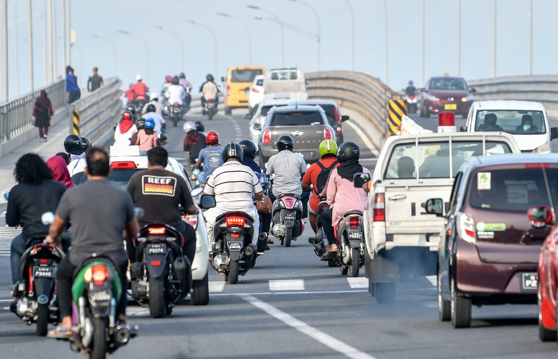 މާލެ: ޖޫން 21، 2020: މާލެ ސަރަހައްދަށް އިއުލާން ކޮށްފައިވާ ލޮކްޑައުން އަށް ލުޔެއް ދިނުމާއެކު، ބުރިޖާ ދިމާއަށް ބަޔަކު ސައިކަލުގައި ދުއްވާފައި ދަނީ.-- ފޮޓޯ: ނިޝާން އަލީ /މިހާރު