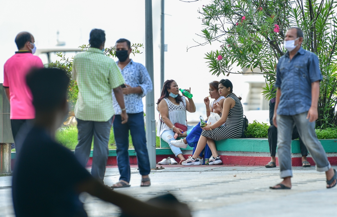 މާލެ: ޖޫން 21، 2020: މާލެ ސަރަހައްދަށް އިއުލާން ކޮށްފައިވާ ލޮކްޑައުން އަށް ލުޔެއް ދިނުމާއެކު، ޖުމްހޫރީ މައިދާނުގައި ގިނަ ބަޔަކު އެއްތަނެއްގައި އެއްވެސް ގައިދުރު ކުރުމެއް ނެތި މަޑުކޮށްލައިގެން.-- ފޮޓޯ: ނިޝާން އަލީ /މިހާރު