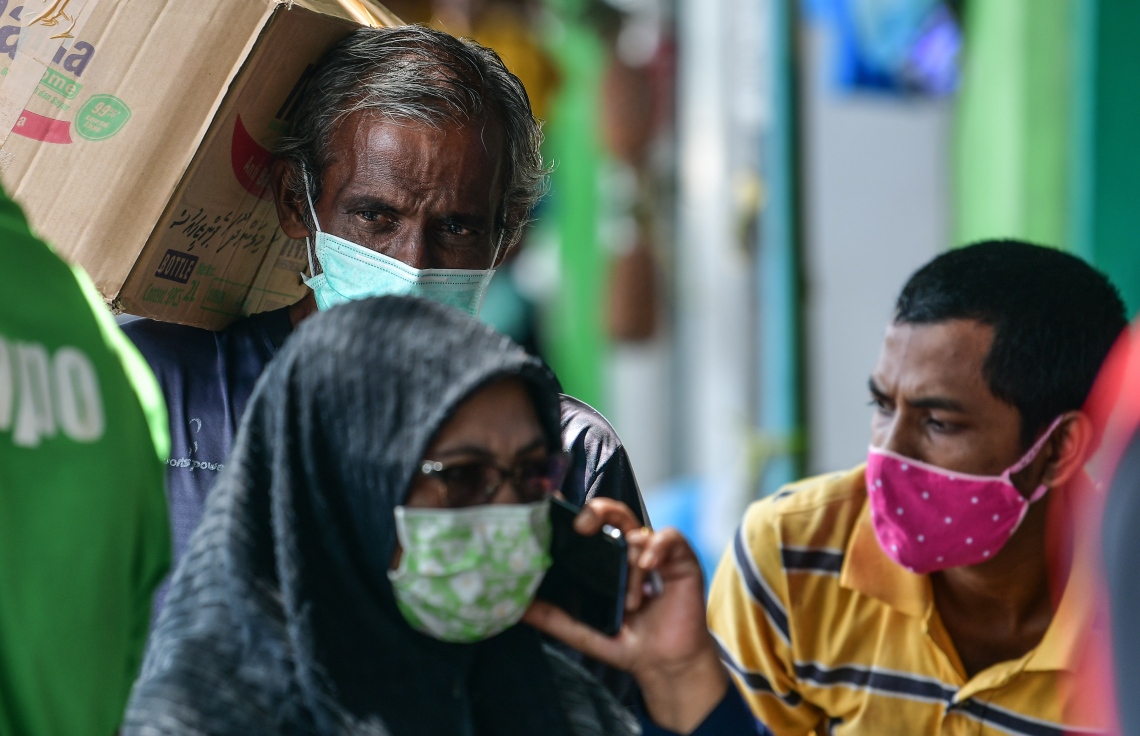 މާލެ: ޖޫން 21، 2020: މާލެ ސަރަހައްދަށް އިއުލާން ކޮށްފައިވާ ލޮކްޑައުން އަށް ލުޔެއް ދިނުމާއެކު، ބާޒާރުމަތީގައި ގިނަ ބަޔަކު އެއްތަނެއްގައި އެއްވެސް ގައިދުރު ކުރުމެއް ނެތި މަޑުކޮށްލައިގެން.-- ފޮޓޯ: ނިޝާން އަލީ /މިހާރު