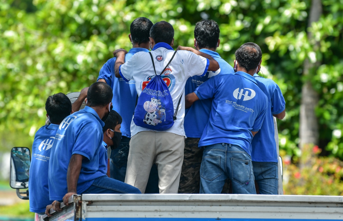 މާލެ: ޖޫން 21، 2020: މާލެ ސަރަހައްދަށް އިއުލާން ކޮށްފައިވާ ލޮކްޑައުން އަށް ލުޔެއް ދިނުމާއެކު، ބިދޭސީންތަކެއް ގައިދުރު ކުރުމެއްނެތި ޕިކަޕެއްގައި.-- ފޮޓޯ: ނިޝާން އަލީ /މިހާރު