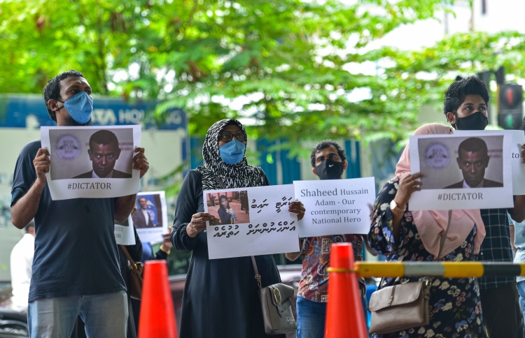 ފުލުހުންގެ ދިފާއުގައި އިދިކޮޅުން މުޒާހަރާކޮށްފި