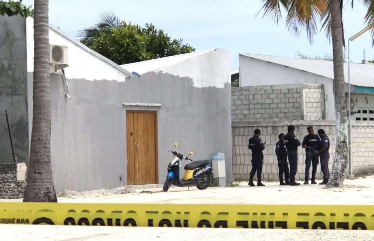 ހުޅުޖެހުން، ވައްކަމުގެތުހުމަތަށް އިިތުރު މީހަކު ހައްޔަރު