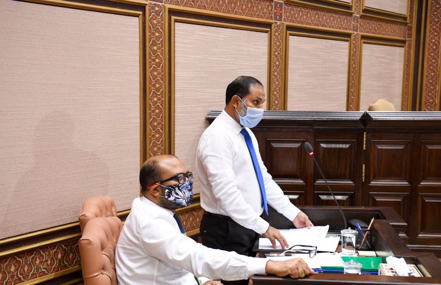 ރައްޔިތުންގެ މަޖިލީހުގެ ޖަލްސާއެއްގައި ހޯމް މިނިސްޓަރު އިމްރާން މަޖިލީހަށް ޖަވާބުދާރީވެވަޑައިގަންނަވާއިރު އަރިހުގައި ހޯމް މިނިސްޓްރީގެ ސްޓޭޓް މިނިސްޓަރު ނަޒީރު.---ފޮޓޯ: މަޖިލިސް