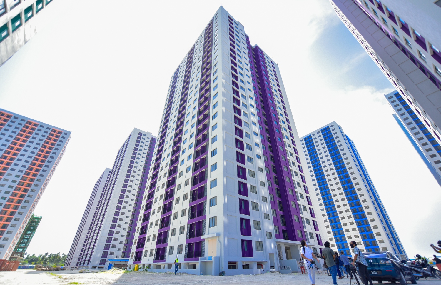 ހިޔާ މަޝްރޫއުގެ ފްލެޓްތައް: މިތަންތަނުގެ ހައްގުވެރިން ފްލެޓް ކޮމިޓީން އަންނަނީ ކަނޑައަޅަމުން. --ފޮޓޯ: އަހުމަދު އަވްޝަން އިލްޔާސް /މިހާރު