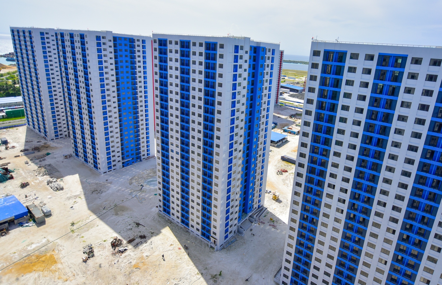 ހުޅުމާލޭގައި އަޅާފައިވާ ފްލެޓްތަކުގެ ގްރައުންޑް ފްލޯ ކޮމާޝަލް ކަންތައްތަކަށް ގްރައުންޑް ފްލޯ ހާއްސަކުރުމުން 7،000 ފްލެޓްގެ އަދަދު މިހާރު ވަނީ 6،720 އަށް މަދުވެފައި.-- ފޮޓޯތައް: އަހުމަދު އަވްޝަން އިލްޔާސް /މިހާރު