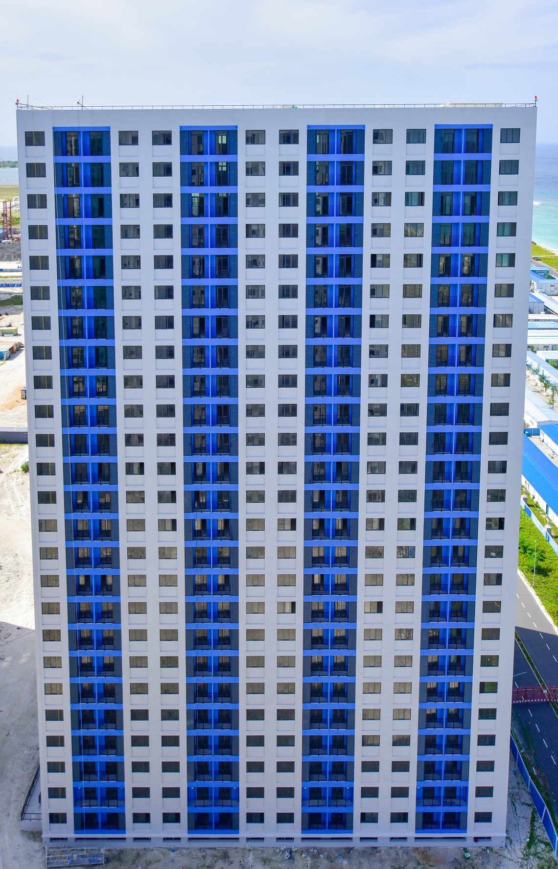 މާލެ: ޖޫން 24، 2020: ހިޔާ ފްލެޓުތައް މީޑިއާ އަށް ދައްކާލުން: ފްލެޓުތަކުގެ މަސައްކަތް 90 ޕަސެންޓް ވަނީ ނިމިފައި، މި އަހަރު ފަހުކޮޅު ފްލެޓުގެ ހައްގުވެރިންނަށް ފްލެޓުތައް ހަވާލުކުރެވޭނެ ކަމަށް އެޗްޑިސީން ބުނޭ. ކޮމާޝަލް ކަންތައްތަކަށް ގްރައުންޑް ފްލޯ ހާއްސަކުރުމުން 7،000 ފްލެޓްގެ އަދަދު މިހާރު ވަނީ 6،720 އަށް މަދުވެފައި.-- ފޮޓޯތައް: އަހުމަދު އަވްޝަން އިލްޔާސް /މިހާރު