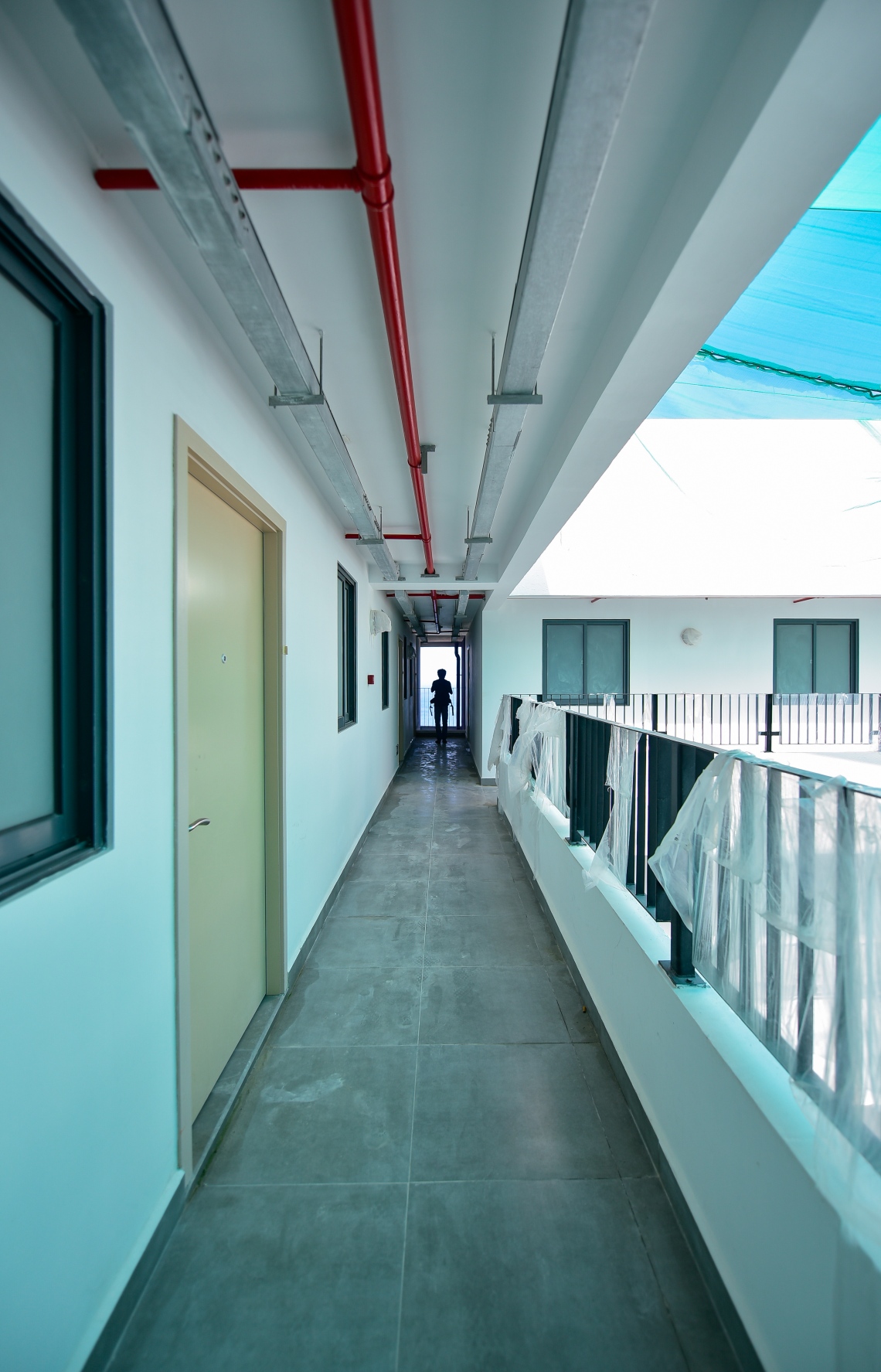 މާލެ: ޖޫން 24، 2020: ހިޔާ ފްލެޓުތައް މީޑިއާ އަށް ދައްކާލުން: ފްލެޓުތަކުގެ މަސައްކަތް 90 ޕަސެންޓް ވަނީ ނިމިފައި، މި އަހަރު ފަހުކޮޅު ފްލެޓުގެ ހައްގުވެރިންނަށް ފްލެޓުތައް ހަވާލުކުރެވޭނެ ކަމަށް އެޗްޑިސީން ބުނޭ. ކޮމާޝަލް ކަންތައްތަކަށް ގްރައުންޑް ފްލޯ ހާއްސަކުރުމުން 7،000 ފްލެޓްގެ އަދަދު މިހާރު ވަނީ 6،720 އަށް މަދުވެފައި.-- ފޮޓޯތައް: އަހުމަދު އަވްޝަން އިލްޔާސް /މިހާރު