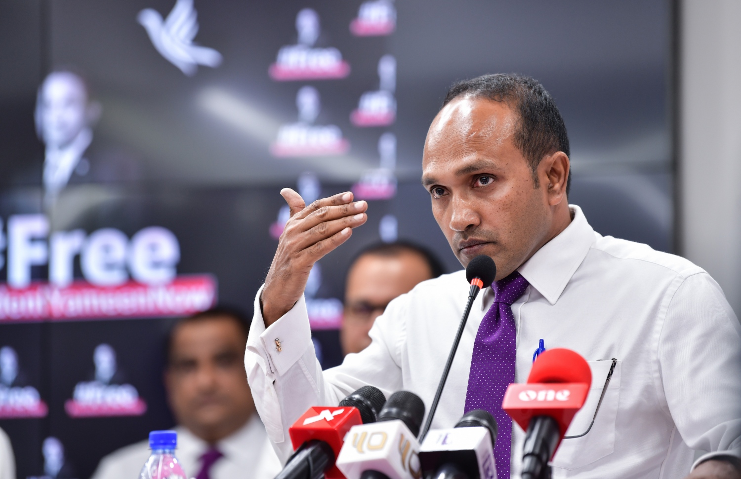 ޑރ. ޖަމީލް، އަލުން ޕީޕީއެމާ މިރޭ ގުޅިވަޑައިގަތުމަށް ފަހު، ވާހަކަ ދައްކަވަނީ.---ފޮޓޯ: ނިޝާން އަލީ/މިހާރު