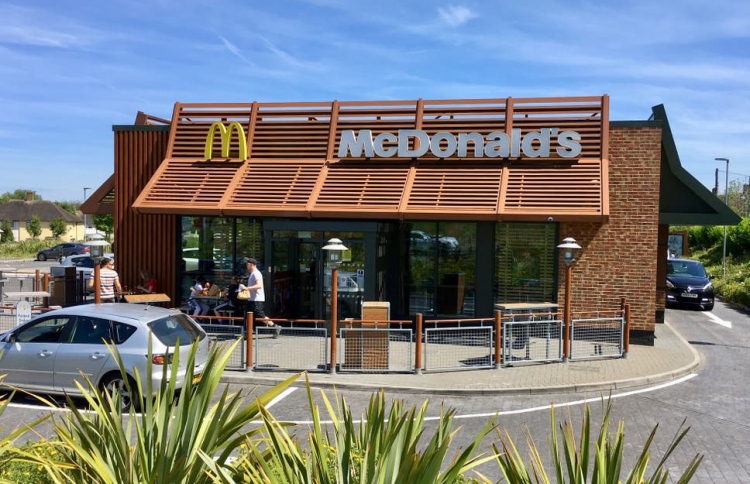 މެކްޑޮނަލްޑްސް އިން އިލެކްޓްރިކް ކާރު ޕްރޮމޯޓްކުރަނީ