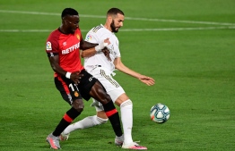 Real Mallorca's Ivorian forward Lago Junior (L) challenges Real Madrid's French forward Karim Benzema during the Spanish League football match Real Madrid CF against RCD Mallorca at at the Alfredo di Stefano stadium in Valdebebas, on the outskirts of Madrid, on June 24, 2020. (Photo by JAVIER SORIANO / AFP)