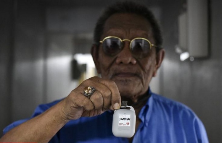 ފޯނު ނެތަސް ކޮންޓެކްޓް ޓްރޭސިން ހެދޭ ޑިވައިސްއެއް