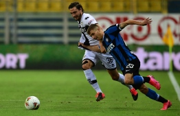 Inter Milan's Italian midfielder Nicolo Barella (R) and Parma's Italian defender Matteo Darmian go for the ball during the Italian Serie A football match Parma vs Inter played on June 28, 2020 behind closed doors at the Ennio-Tardini stadium in Parma, as the country eases its lockdown aimed at curbing the spread of the COVID-19 infection, caused by the novel coronavirus. (Photo by Miguel MEDINA / AFP)