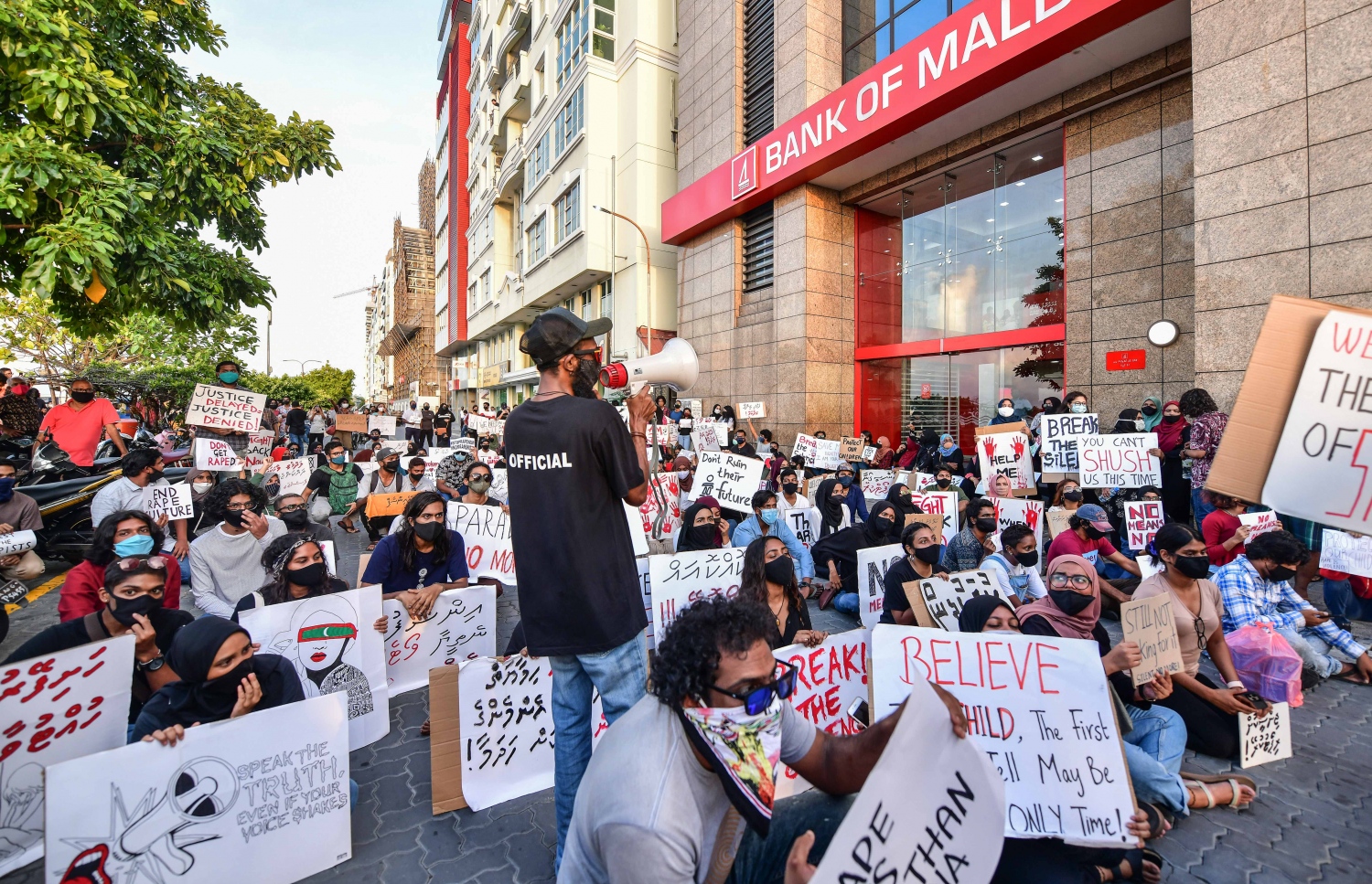 އަނިޔާގެ މައްސަލަތަކަށް އިންސާފު ނުލިބޭ ކަމަށް ބުނެ މުޒާހަރާކުރަނީ: ގެވެށި އަނިޔާގެ މައްސަލަތަކުގެ ޓްރެންޑްކުރީ ކަންބޮޑުވާންޖެހޭ ގޮތަކަށް ކަމަށް އެފްޕީއޭ އިން ބުނޭ. -- ފޮޓޯ | މިހާރު