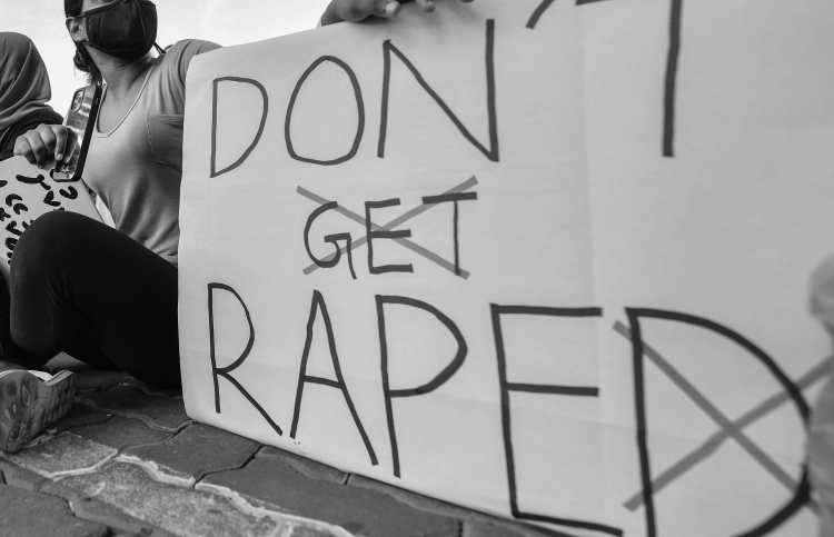 ބިރުދައްކައިގެން ޖިންސީ އަމަލު ހިންގިކަން ސާބިތެއް ނުވި