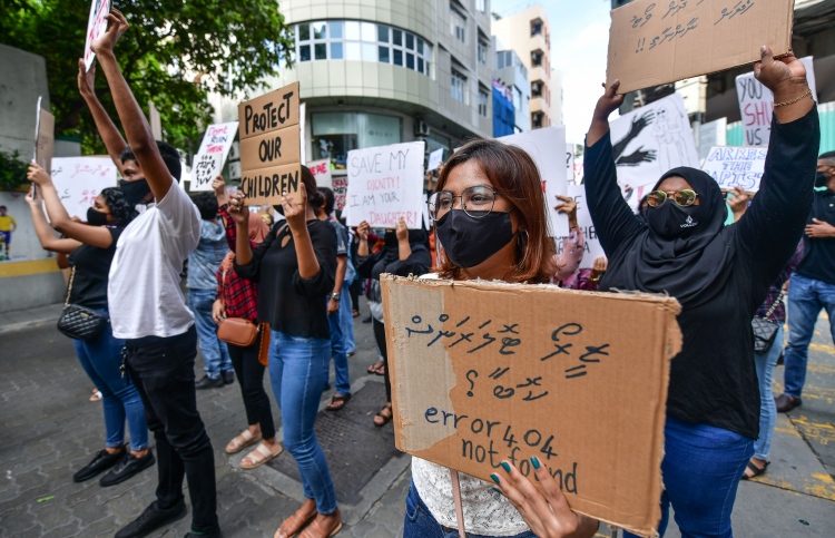 ޖިންސީ އަނިޔާއާ ދެކޮޅަށް އަޑުއުފުލައި މުޒާހަރާކޮށްފި