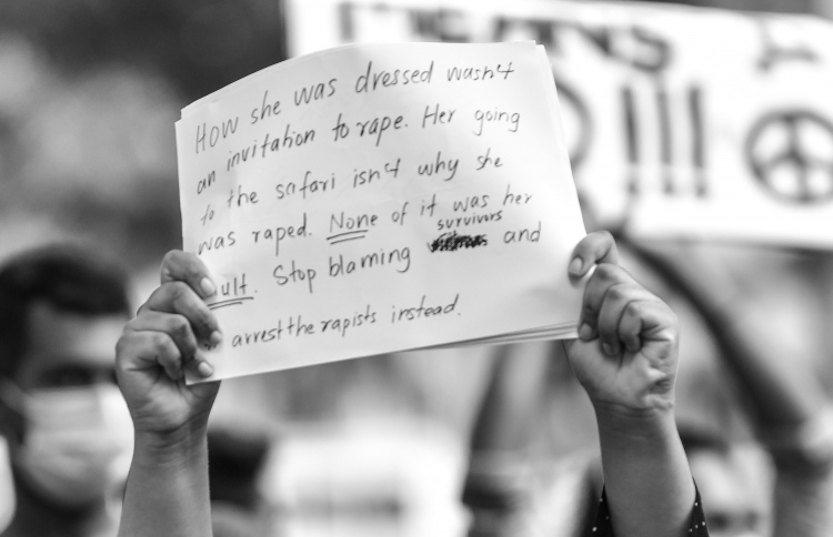 ލިފްޓެއްގައި ޖިންސީ ގޯނާކުރި މައްސަލައެއް ބަލަނީ