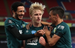 Burnley's English defender Ben Mee (C) celebrates scoring the opening goal during the English Premier League football match between Crystal Palace and Burnley at Selhurst Park in south London on June 29, 2020. (Photo by Catherine Ivill / POOL / AFP) / RESTRICTED TO EDITORIAL USE. No use with unauthorized audio, video, data, fixture lists, club/league logos or 'live' services. Online in-match use limited to 120 images. An additional 40 images may be used in extra time. No video emulation. Social media in-match use limited to 120 images. An additional 40 images may be used in extra time. No use in betting publications, games or single club/league/player publications. / 