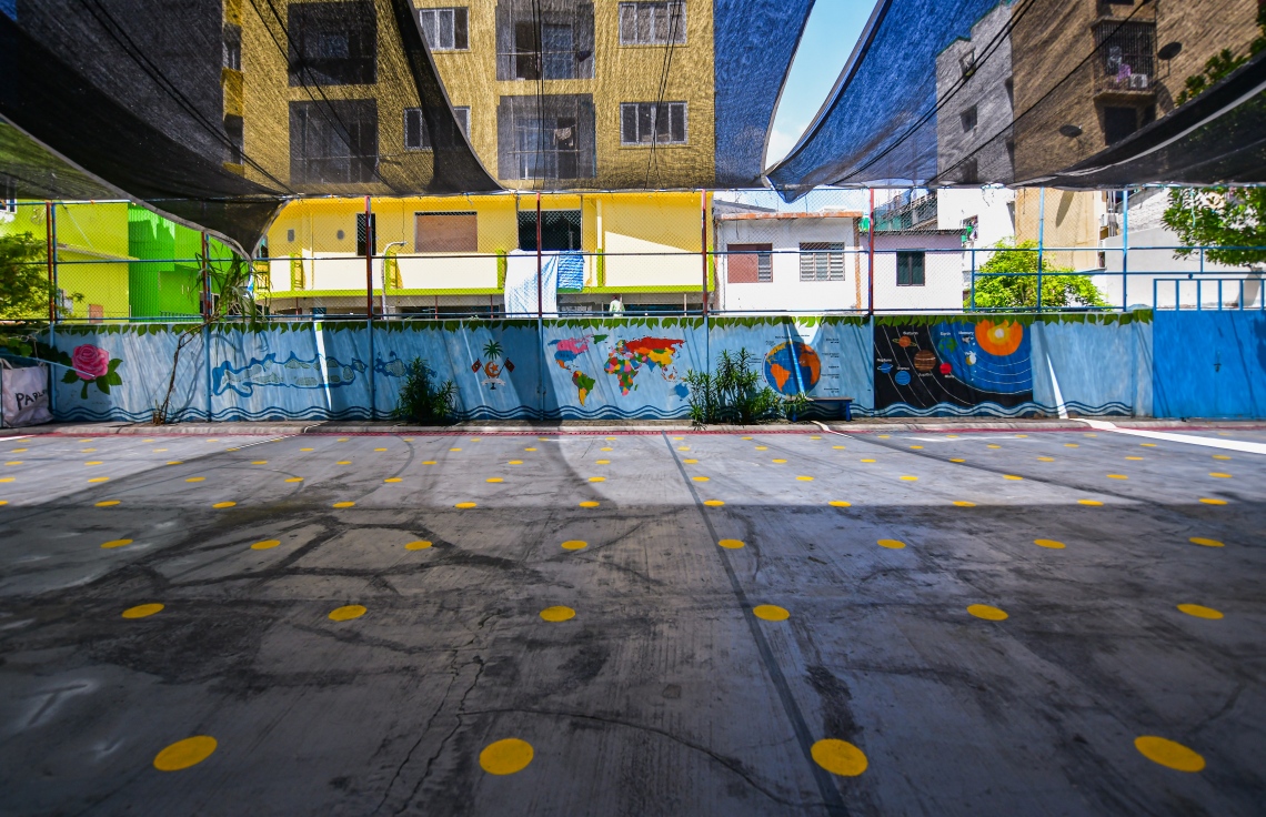 ސްކޫލްތެރޭގައި މި ދުވަސްވަރު އުޅޭއިރު، ކޮވިޑް-19 އިން ރައްކާތެރިވުމަށްޓަައި ސޯޝަލް ޑިސްޓެންސިން ބަހައްޓަން ޖެހޭ ގޮތް ދައްކައި ދިނުމަށް ޖަމާލުއްދީން ސްކޫލްގެ ގޯތިތެރެއިން ބިންމަތީގައި މާކް ކޮށްފައި.---ފޮޓޯ: އަހުމަދު އަވްޝަން/މިހާރު