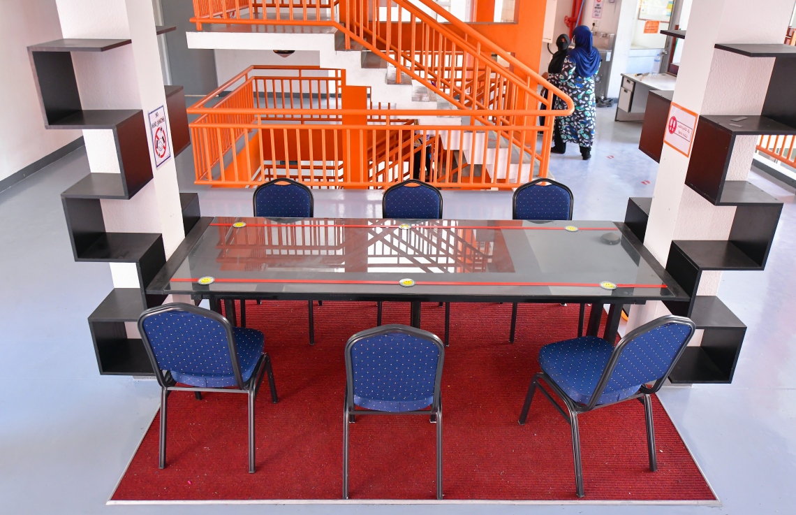 އިމާދުއްދީން ސްކޫލްގެ ޓީޗަރުން ސްޓާފް ރޫމުން ބޭރުގައި ވަގުތު ހޭދަކުރުމަށްޓަކައި ތައްޔާރު ކޮށްފައިވާ މޭޒެއް: މި ދުވަސްވަރު ބައެއް ސްކޫލްތަކުން ޓީޗަރުންނަށް ހިތްވަރު ދެނީ ގިނަ ވަގުތު ބަންދު ތަންތަނުގައި ތިބުމަށް ވުރެ ބޮޑަށް މި ގޮތަށް ސްކޫލްތެރޭގައި ހުންނަ ތަންތަނުގައި މަޑުކޮށްގެން ތިބުމަށް.---ފޮޓޯ: އަހުމަދު އަވްޝަން/މިހާރު