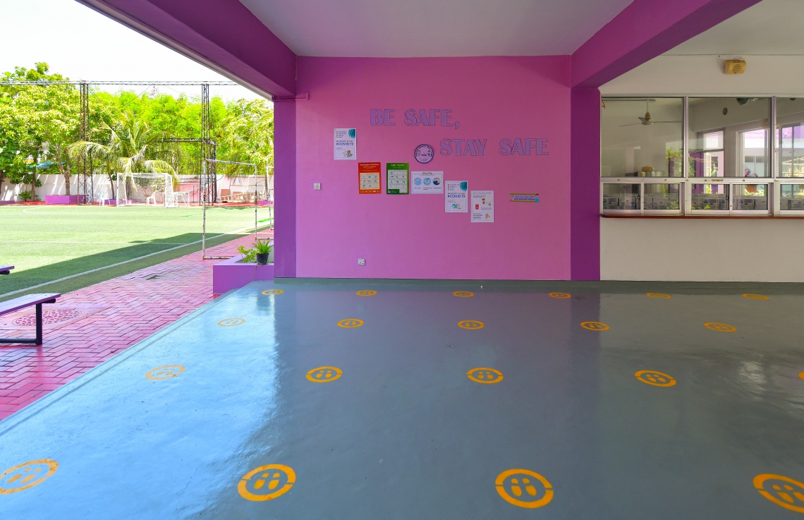 ސްކޫލްތެރޭގައި މި ދުވަސްވަރު އުޅޭއިރު، ކޮވިޑް-19 އިން ރައްކާތެރިވުމަށްޓަައި ސޯޝަލް ޑިސްޓެންސިން ބަހައްޓަން ޖެހޭ ގޮތް ދައްކައި ދިނުމަށް ހިރިޔާ ސްކޫލްގެ ކްލާސްރޫމްތަކެއް ކައިރިން ބިންމަތީގައި މާކް ކޮށްފައި.---ފޮޓޯ: އަހުމަދު އަވްޝަން/މިހާރު