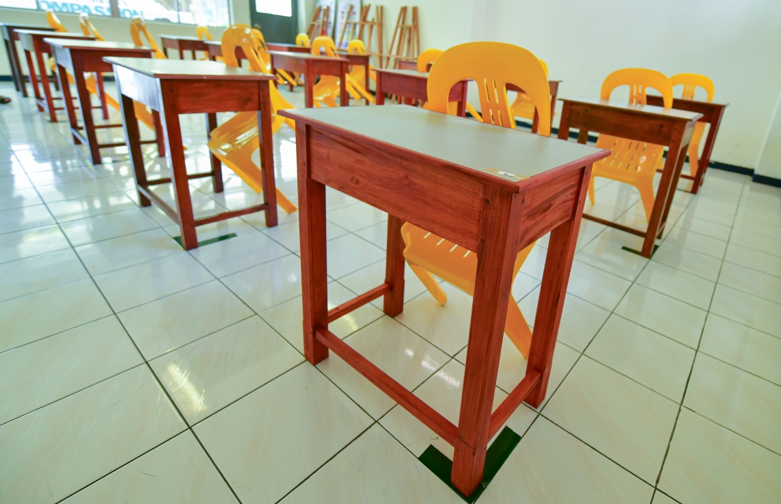 މާލެ: ޖޫން 30، 2020- ތާޖުއްދީން ސްކޫލްގެ ކުލާހެއްގައި، ކުދިން އިށީނދެގެން ތިބޭއިރު ސޯޝަލް ޑިސްޓެންސިން ބެހެއްޓޭ ގޮތަށް މޭޒުތަކާއި ގޮނޑިތައް އަތުރާފައި.---ފޮޓޯ: އަހުމަދު އަވްޝަން/މިހާރު