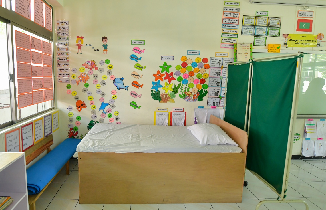 ކޮވިޑް-19 އާ ގުޅިގެން ކުއްޖެއްގެ ހާލު ގޯސްވެއްޖެ ނަމަ ފަރުވާ ދިނުމަށް ތާޖުއްދީން ސްކޫލުގައި ގާއިމް ކޮށްފައިވާ އައިސޮލޭޝަން ރޫމް: ކޮންމެ ސްކޫލެއްގައި ވެސް މި ދުވަސްވަރު އައިސޮލޭޝަން ރޫމެއް ހުންނަން ޖެހޭ.---ފޮޓޯ: އަހުމަދު އަވްޝަން/މިހާރު