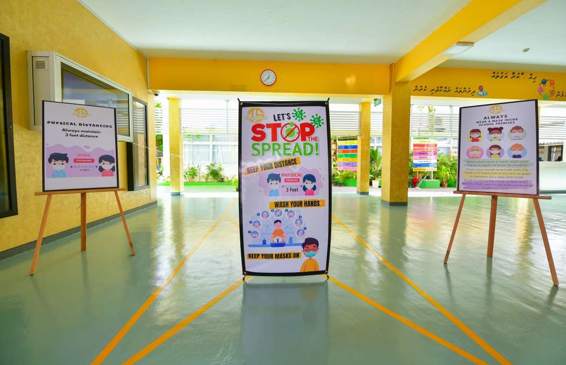 ތާޖުއްދީން ސްކޫލުގެ ގޭޓާ ކައިރީގައި، ސޯޝަލް ޑިސްޓެންސިން ބެހެއްޓުމަށް ހަނދާންކޮށްދޭ ސްޓިކާ ތައްކޮށްފައި.-- ފޮޓޯ: އަހުމަދު އަވްޝަން.މިހާރު