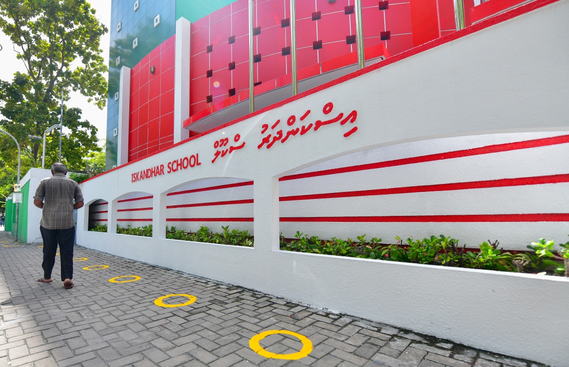 މާލެ: ޖޫން 30، 2020- އިސްކަންދަރު ސްކޫލަށް ކުދިންނާއި ބެލެނިވެރިން ވަންނައިރު، ސޯޝަލް ޑިސްޓެންސިން ބެހެއްޓުމަށްޓަކައި ޕޭވްމަންޓުމަތީގައި މާކްތައް ޖަހާފައި.---ފޮޓޯ: އަހުމަދު އަވްޝަން/މިހާރު