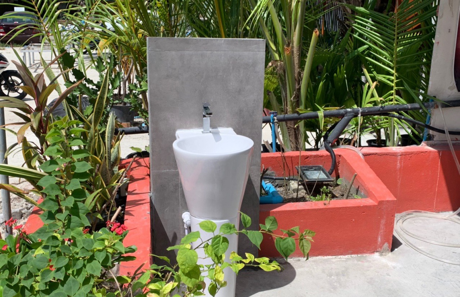 ކާނިވާ ސަރަހައްދުގައި ހުންނަ ޑެކްގެ ދޮރު ކުރިމަތީގައި އަތް ދޮންނަ ތައްޓެއް ބަހައްޓާފައި -- ފޮޓޯ: މިހާރު