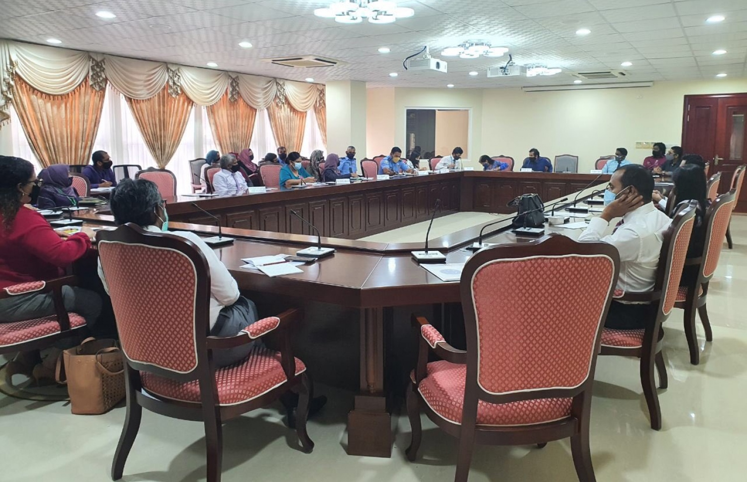 ކުޑަކުދިންނަށް އިންޓަނެޓުގެ ރައްކާތެރިކަން އޮތް މިންވަރާ ބެހޭގޮތުން އެކި ދާއިރާތަކުގެ ބޭފުޅުން މަޖިލީހުގެ ކޮމިޓީގައި ވާހަކަދައްކަވަނީ. ފޮޓޯ: މަޖލިސް