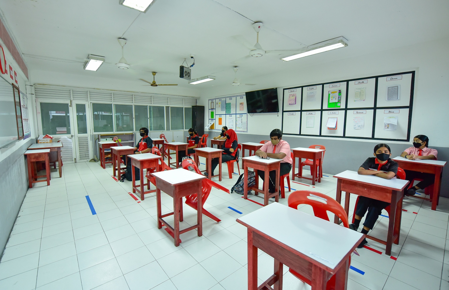 ނިއު ނޯމަލްގައި އިސްކަންދަރުގެ ކްލާހެއްގައި ދަރިވަރުންތަކެއް ކިޔަވަނީ.-- ފޮޓޯ: އަހުމަދު އަވްޝަން/ މިހާރު