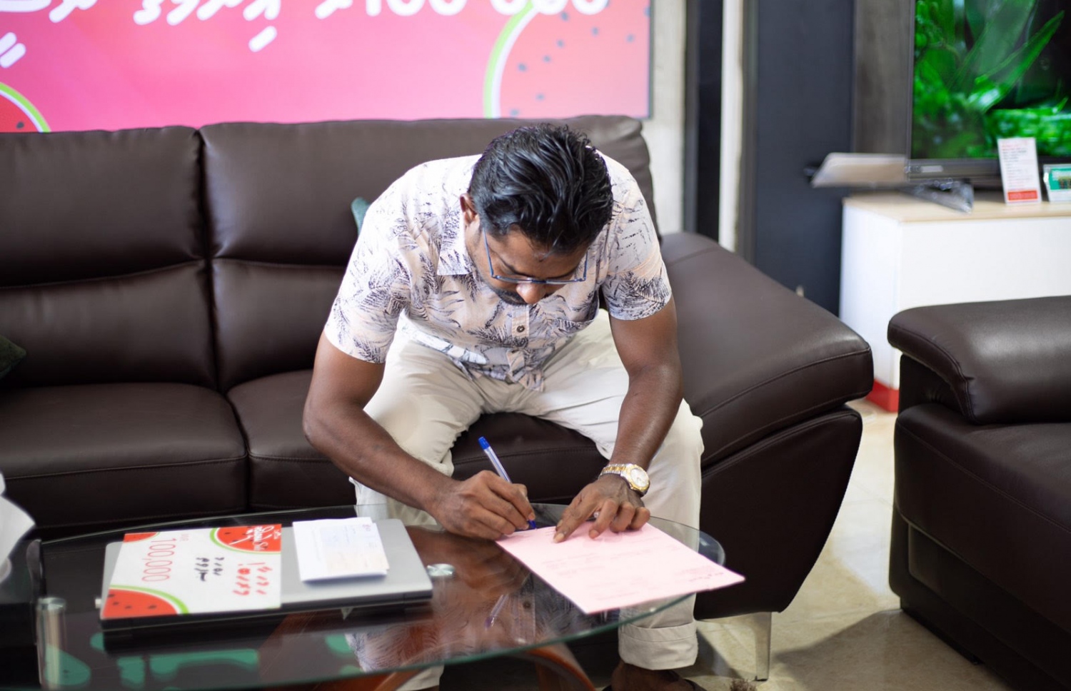 ރެޑްވޭވުގެ އެއް ލައްކަ ރުފިޔާ ލިބުނު އަހުމަދު ސޮފްއަތު އިނާމާއި ހަވާލު ވަނީ -- ފޮޓޯ: ރެޑްވޭވް