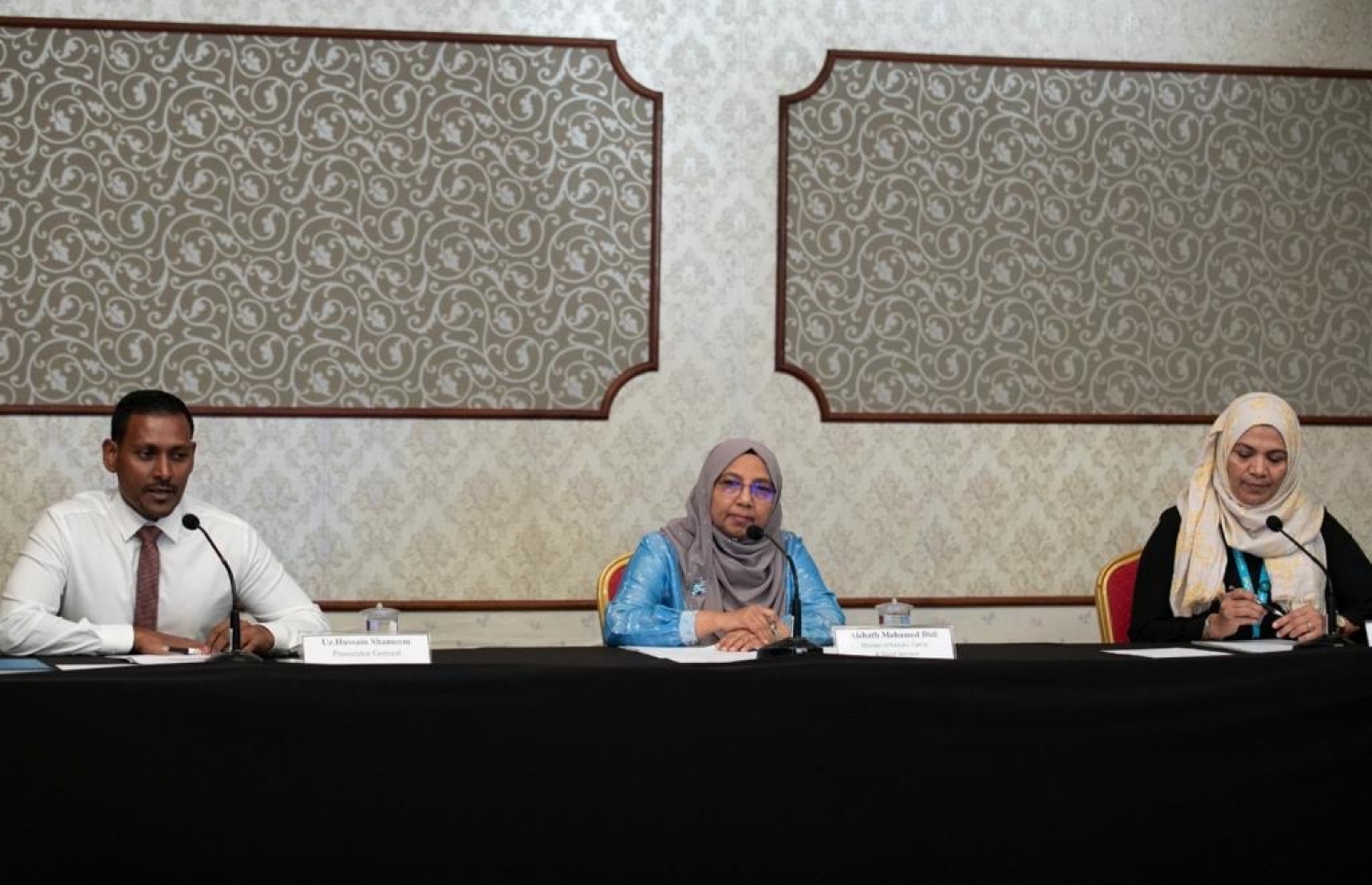 ޖެންޑާ މިނިސްޓަރު އާއިޝަތު މުހައްމަދު ދީދީ (މ) އާއި ޕީޖީ ޝަމީމް މިއަދު ނޫސްވެރިންނާ ބައްދަލުކުރައްވަނީ.