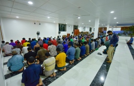 އިސްލާމީ މަރުކަޒުގައި ބަޔަކު ނަމާދު ކުރަނީ: މިސްކިތަށް ނުގޮސް ތިބުމަކީ ނަބިއްޔާގެ ސުންނަތް ދޫކޮށްލުން ކަމަށާއި ސުންނަތް ދޫކޮށްލުމަކީ ކުފުރުވުން ކަމަށް ކީރިތި ނަބިއްޔާ ﷺ ބަޔާންކުރައްވާފައިވޭ.----ފޮޓޯ: މިހާރު