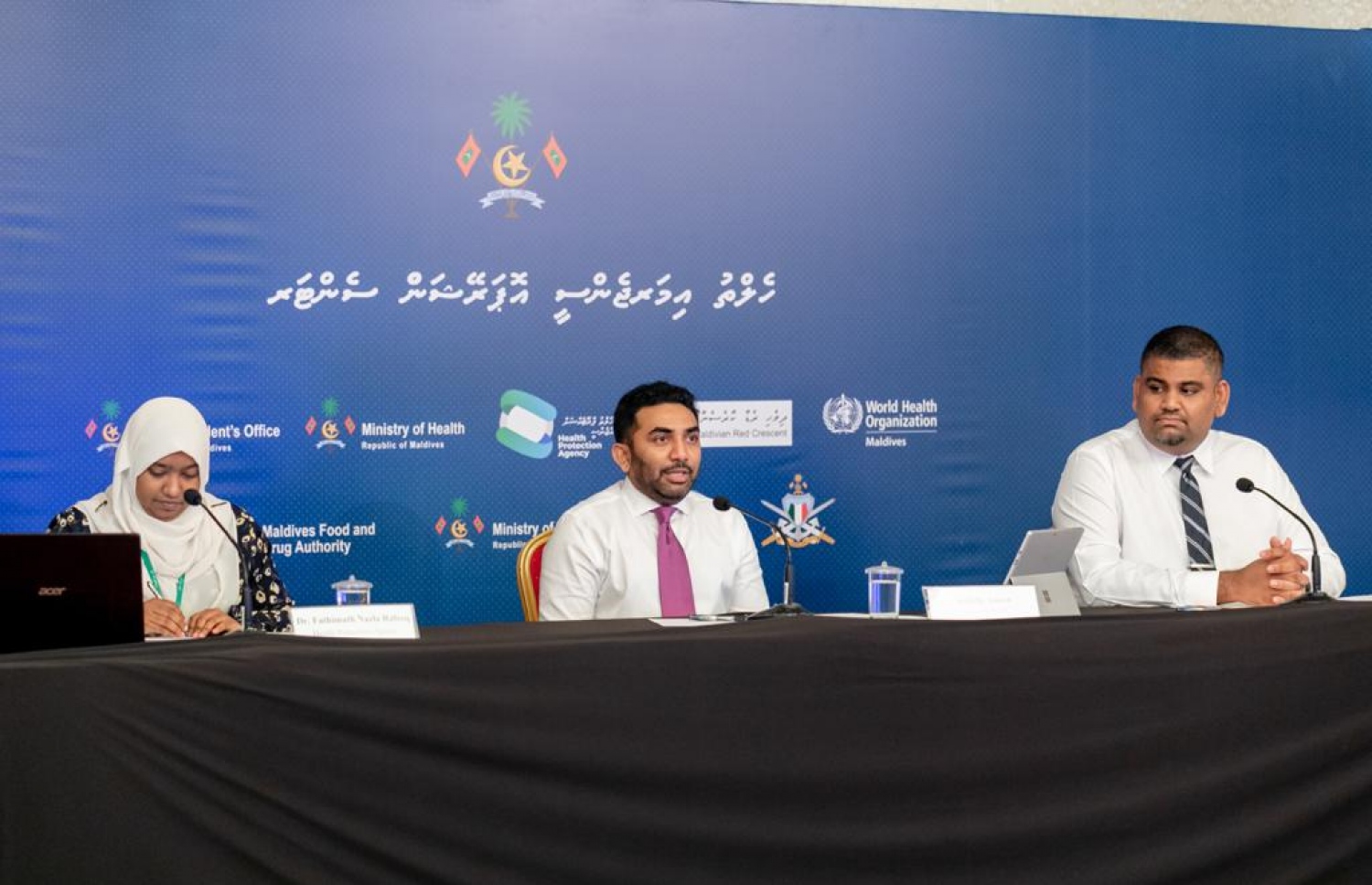 އެންއީއޯސީގެ އެންމެ ފަހުގެ މީޑިއާ ބްރީފިންގައި ހެލްތު މިނިސްޓަރު އަމީނާއި މަބްރޫކް އަދި އެޗްޕީއޭގެ މެޑިކަލް އޮފިސަރު ޑރ. ނަޒްލާ ބައިވެރިވެވަޑައިގަންނަވަނީ.