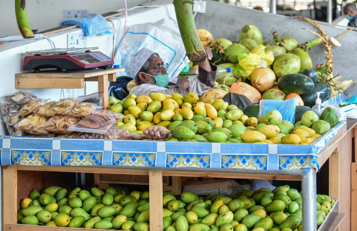 މާލެ: ޖުލައި 2، 2020: ލޯކަލް މާރުކޭޓުގައި ގޮޅިއެއްގައި ކާބޯތަކެތި ވިއްކާ މީހަކު ހަރަކާތްތެރިވަނީ: ވިޔަފާރި ދަށް ކަމަށާއި މުދާ ނުވިކި އުކާލަން ޖެހޭކަމަށް ވިޔަފާރިވެރިން ބުނޭ--. ފޮޓޯ: ނިޝާން އަލީ/މިހާރު