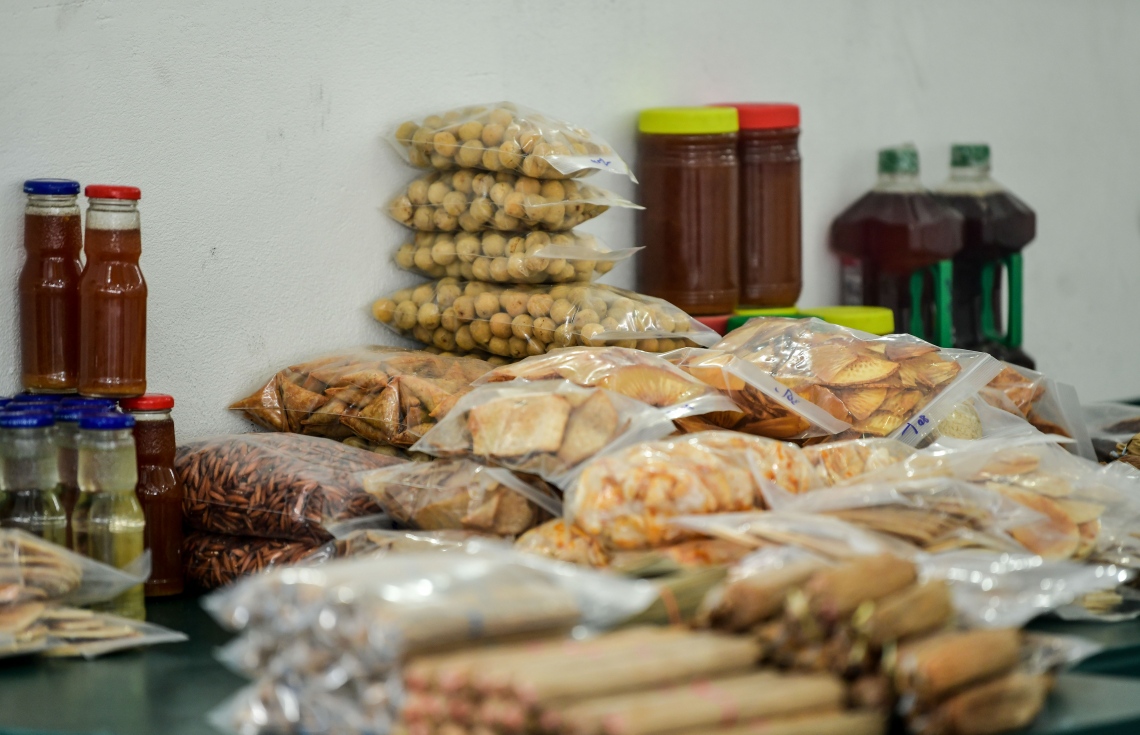 މާލެ: ޖުލައި 2، 2020: ލޯކަލް މާރުކޭޓުގައި ވިއްކަން ބަހައްްޓާފައި ހުރި ދިވެހި އެކި ބާވަތްތަކުގެ ތައްޔާރީ ކާނާ: ވިޔަފާރި ދަށް ކަމަށާއި މުދާ ނުވިކި އުކާލަން ޖެހޭކަމަށް ވިޔަފާރިވެރިން ބުނޭ--. ފޮޓޯ: ނިޝާން އަލީ/މިހާރު